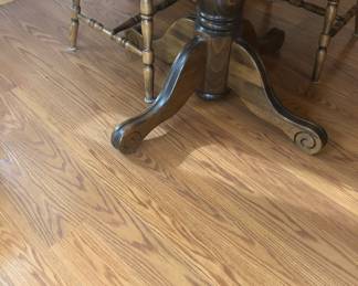 ROUND OAK TABLE AND 4 CHAIRS