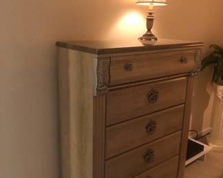 PART OF QUEEN SIZE BEDROOM SET CHEST OF DRAWERS