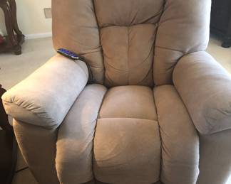 LA Z BOY ELECTRIC LIFT CHAIR