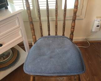 4 CHAIRS AND ROUND OAK TABLE