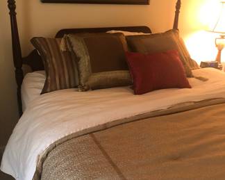 4 POSTER BED QUEEN SIZE