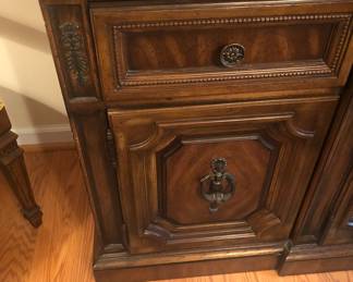 DETAIL OF DINING ROOM SET