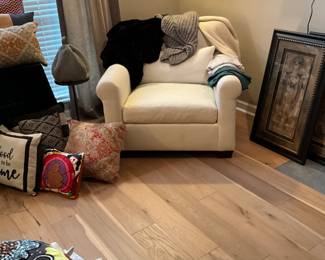 Great off white chair, which is very comfortable! Throws across the top