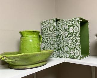 Laundry Room - Bowl & pitcher in green - flowered boxes