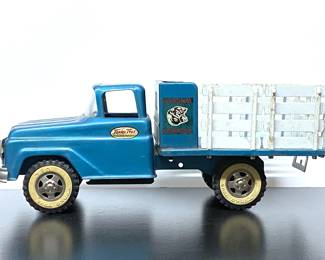 Vintage late 1950s Tonka Toy Farm Stake Truck  .......To register in order to place bids go to www.capitolsalesservices.hibid.com