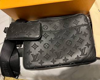 Louis Vuitton messanger bag