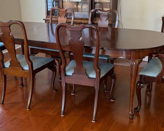 5	$599 	
Dining room table 4 chairs + 2 captain chairs Hickory NC Table pad. 100""L x 43D - 64"" without the leaves "	