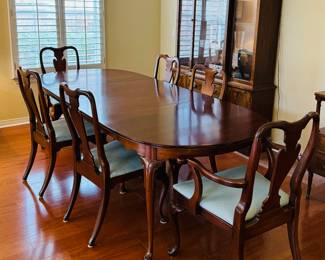 5	$599 	
Dining room table 4 chairs + 2 captain chairs Hickory NC Table pad. 100""L x 43D - 64"" without the leaves "	