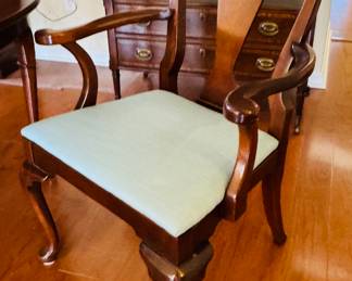 5	$599 	
Dining room table 4 chairs + 2 captain chairs Hickory NC Table pad. 100""L x 43D - 64"" without the leaves "	