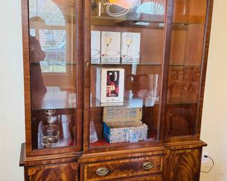 8	$395 	
Hickory NC China cabinet inlaid band 81Tx52Wx13 1/2D	