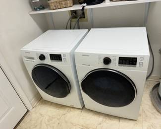 32	$580 	
2021 Samsung small washer & dryer 23Wx22Dx33T	Solid Wood - Beautiful rare quality 	