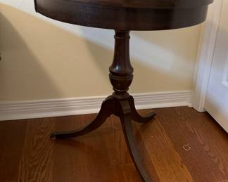 24	$50 	
Round table 23Dx26T	