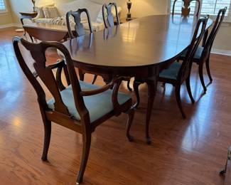 5	$599 	
Dining room table 4 chairs + 2 captain chairs Hickory NC Table pad. 100""L x 43D - 64"" without the leaves "	