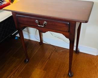 38	$95 	
Drexel Heritage side table with single drawer 									
28Wx16Dx26T	
