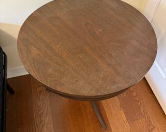 24	$50 	
Round table 23Dx26T	