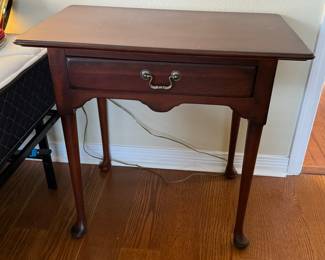 38	$95 	
Drexel Heritage side table with single drawer 									
28Wx16Dx26T	