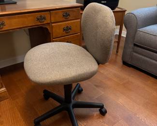 29	$175 	
Ethan Allen wood desk Chippendale style pulls 	