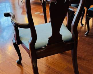 5	$599 	
Dining room table 4 chairs + 2 captain chairs Hickory NC Table pad. 100""L x 43D - 64"" without the leaves "	