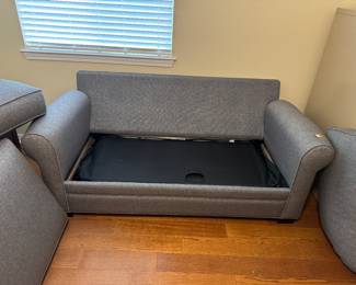 27	$300 	
Blue sleeper sofa 70Wx36Dx35T very good condition	