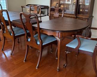 5	$599 	
Dining room table 4 chairs + 2 captain chairs Hickory NC Table pad. 100""L x 43D - 64"" without the leaves "	