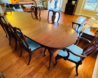 5	$599 	
Dining room table 4 chairs + 2 captain chairs Hickory NC Table pad. 100""L x 43D - 64"" without the leaves "	