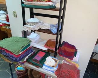 Tablecloths, napkins, placemats 
