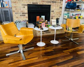 Pair Blue Dot chairs, pair Knoll Eero Saarinin side tables