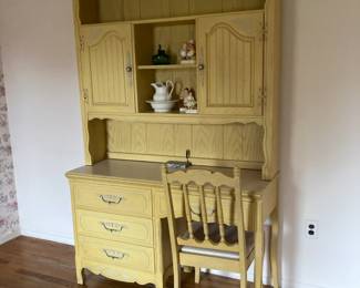 Pedestal Desk And Hutch