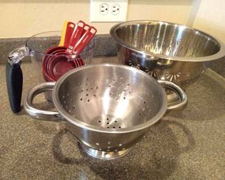 Colanders With Measuring Cups