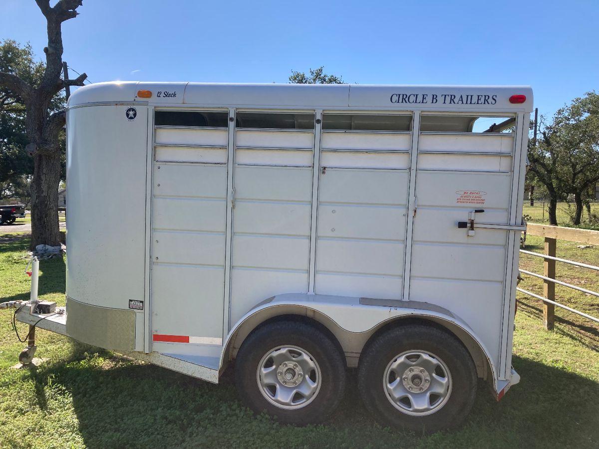 Calico two stall trailer $7000 or best offer in excellent condition