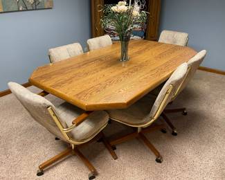 Neat vintage table with rolling chairs 