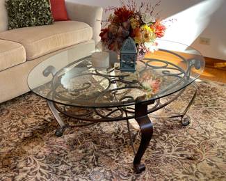 Coffee / cocktail table made of glass and metal