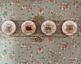 Wall mounted decorative plate holder