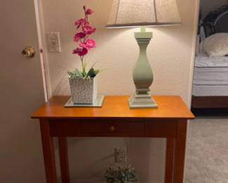 Entryway Accent Table w/ Table Lamp & Decor