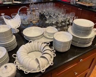 Mikasa china - 6-piece place settings - full service for 11 plus service pieces