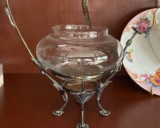 Service dish with cantilever spoon