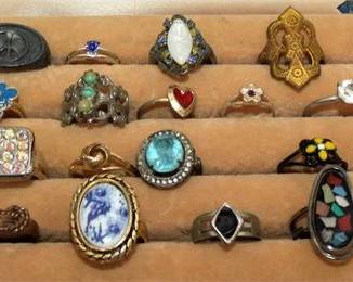 Lot 070   14 Bid(s)
17 RIngs