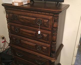 Chest of drawers, tv