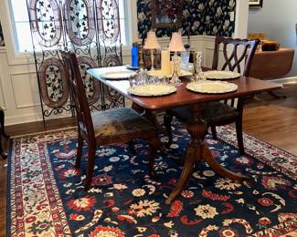 Antique dining table with 1 leaf