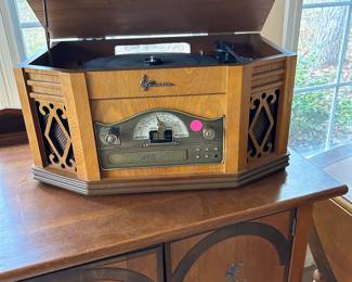 Emerson record player/am/fm/ CD