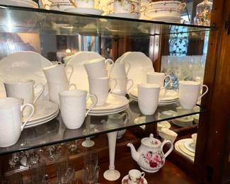 Lovely china (Lenox “Cloud”)