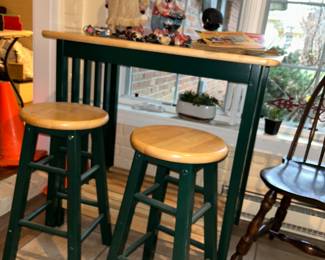 Kitchen bar with 2 stools