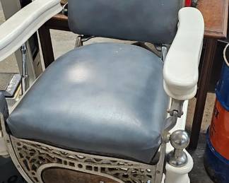 VINTAGE BARBER CHAIR