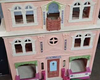 FISHER-PRICE TOY LOVING FAMILY DOLL DOLLHOUSE