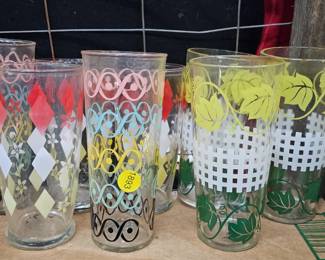LOT OF DRINKING GLASSES