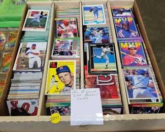 LARGE LOT OF BASEBALL CARDS