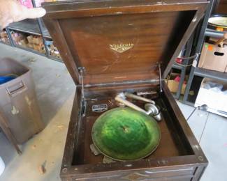 Lot 492. Working Victrola