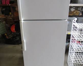 Lot 460. 2002 GE refrigerator/freezer