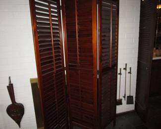 Several room dividers/screens