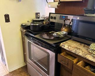 Stove, frig & oven for sale , old but cheap